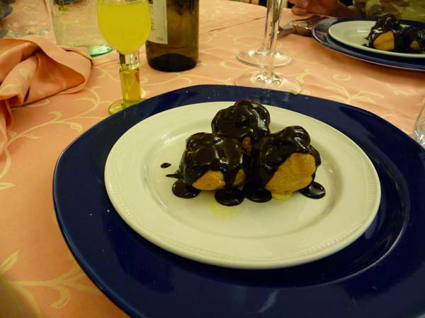 0848_Levanto_dinner_profiterols_with_chocolate